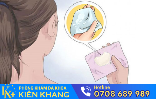 Ra Huyết Trắng Vón Cục Có Sao Không?